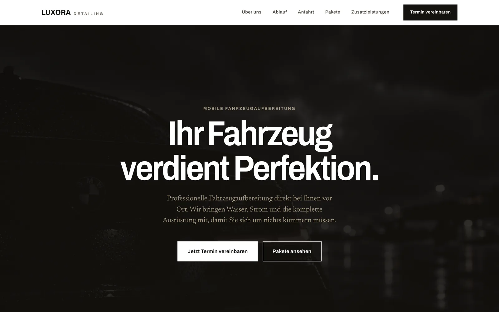 Startseite von Luxora Detailing: ein dunkler Kopfbereich über die volle Bildschirmhöhe mit der Überschrift „Ihr Fahrzeug verdient Perfektion.“